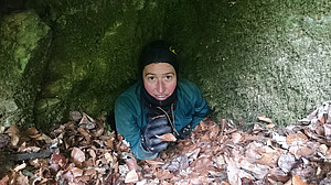Les entrées de certaines grottes sont de véritables chas d’aiguille : « J’ai enfin trouvé l’activité idéale pour les petits gabarits ! » (Büchelbrunner Bröller, Bad Urach, Allemagne)